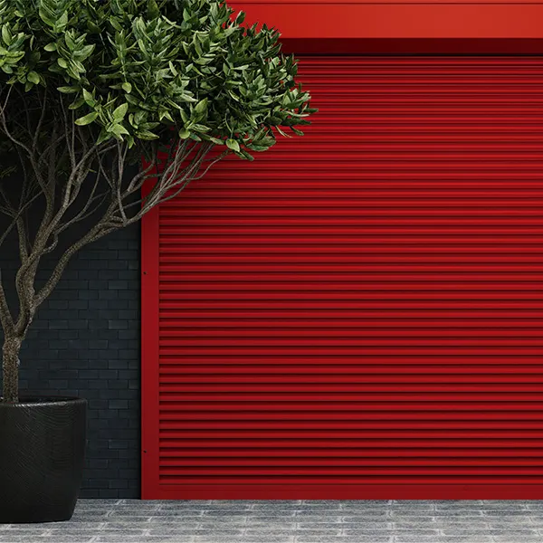 Aplicación de esmalte rojo sobre una superficie metálica