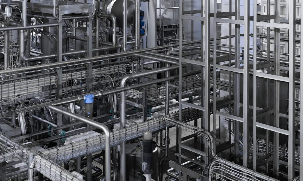 Instalación industrial con tuberías de acero