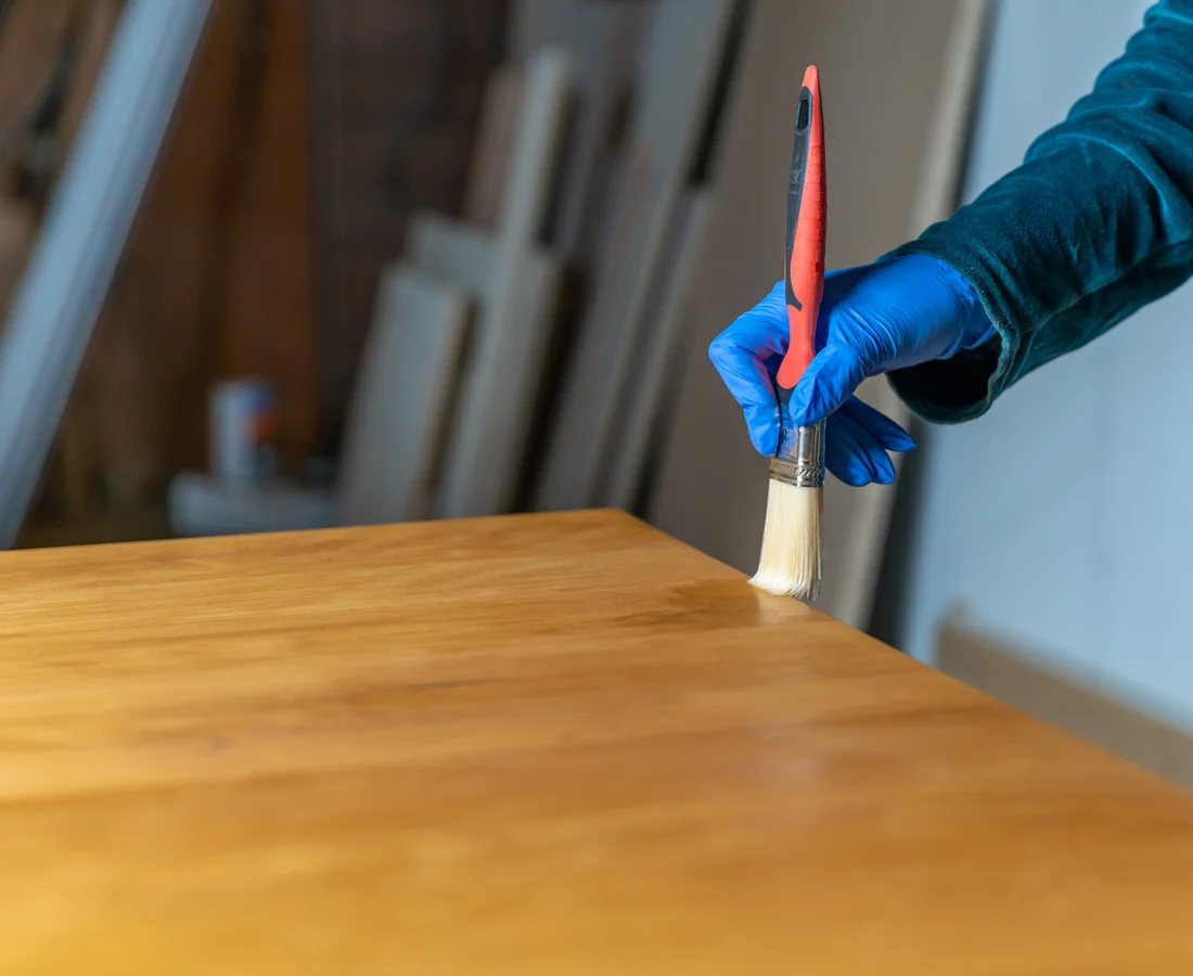 Aplicación de acabado protector sobre madera